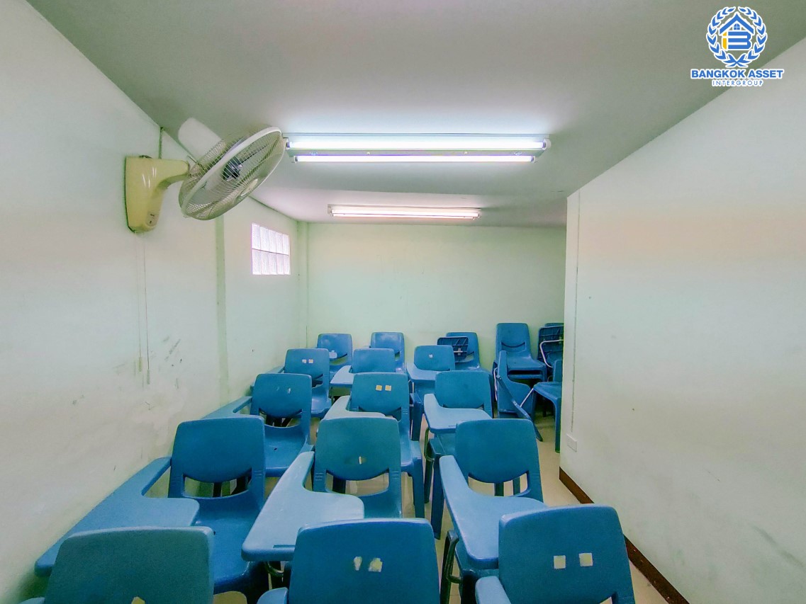 อาคารพาณิชย์มือสอง ซอยวงศ์สว่าง11 เนื้อที่กว้าง 13 ตร.ว. ฟังก์ชัน 4 ห้องนอน 3 ห้องน้ำ ภายในสภาพดี ตั้งบนทำเลชุมชนสามารถค้าขายทำธุรกิจได้ เชื่อมต่อถนนวงศ์สว่าง, ถนนพิบูลสงคราม, ถนนนครอินทร์ ใกล้รถไฟฟ้าสายสีม่วง "สถานีวงศ์สว่าง" และทางด่วน "ศรีรัช" จองเลย! ...